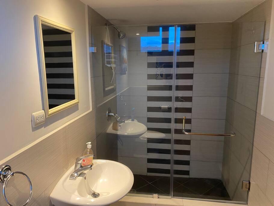 2 Rooms, 1 King Size Bed, 64" Smart Hdtv Guatemala City ภายนอก รูปภาพ